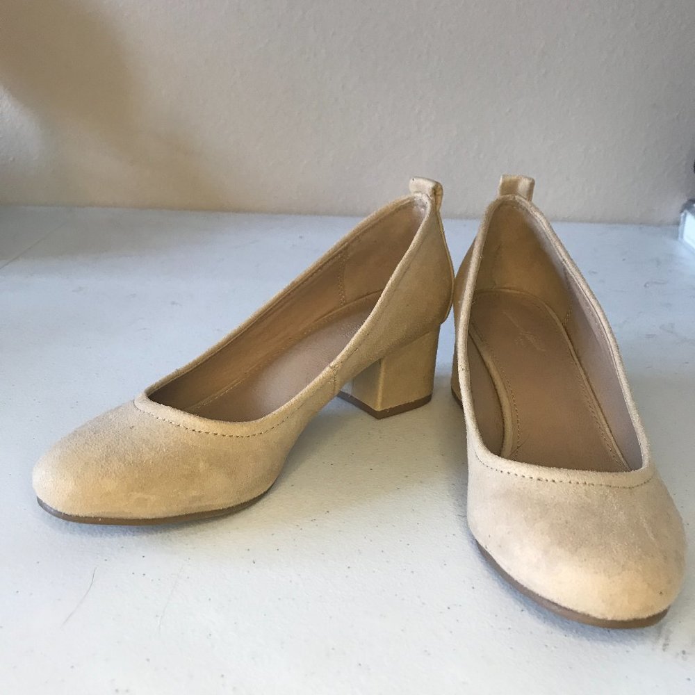 Universal Thread Tan Short Heels